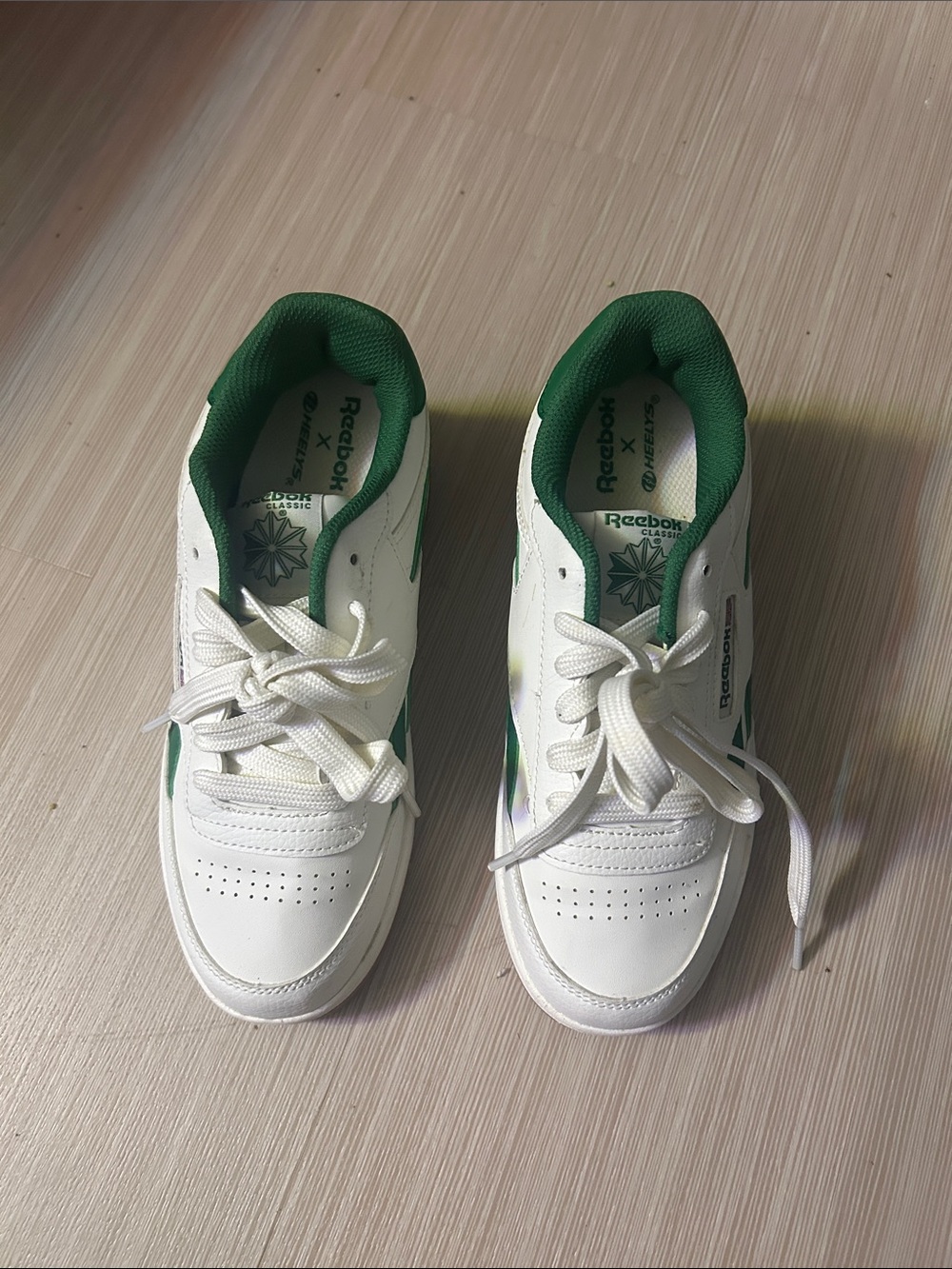 Reebok Kids White Sneakers with Green Trim Kids size 6 EUR 38